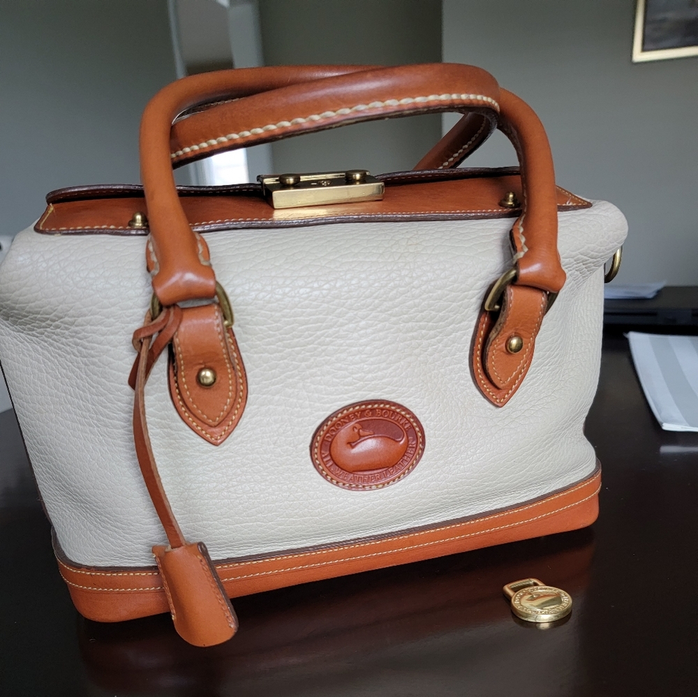 💥SOLD💥Vintage Dooney and Bourke All Weather Leather hand fitted sacthel